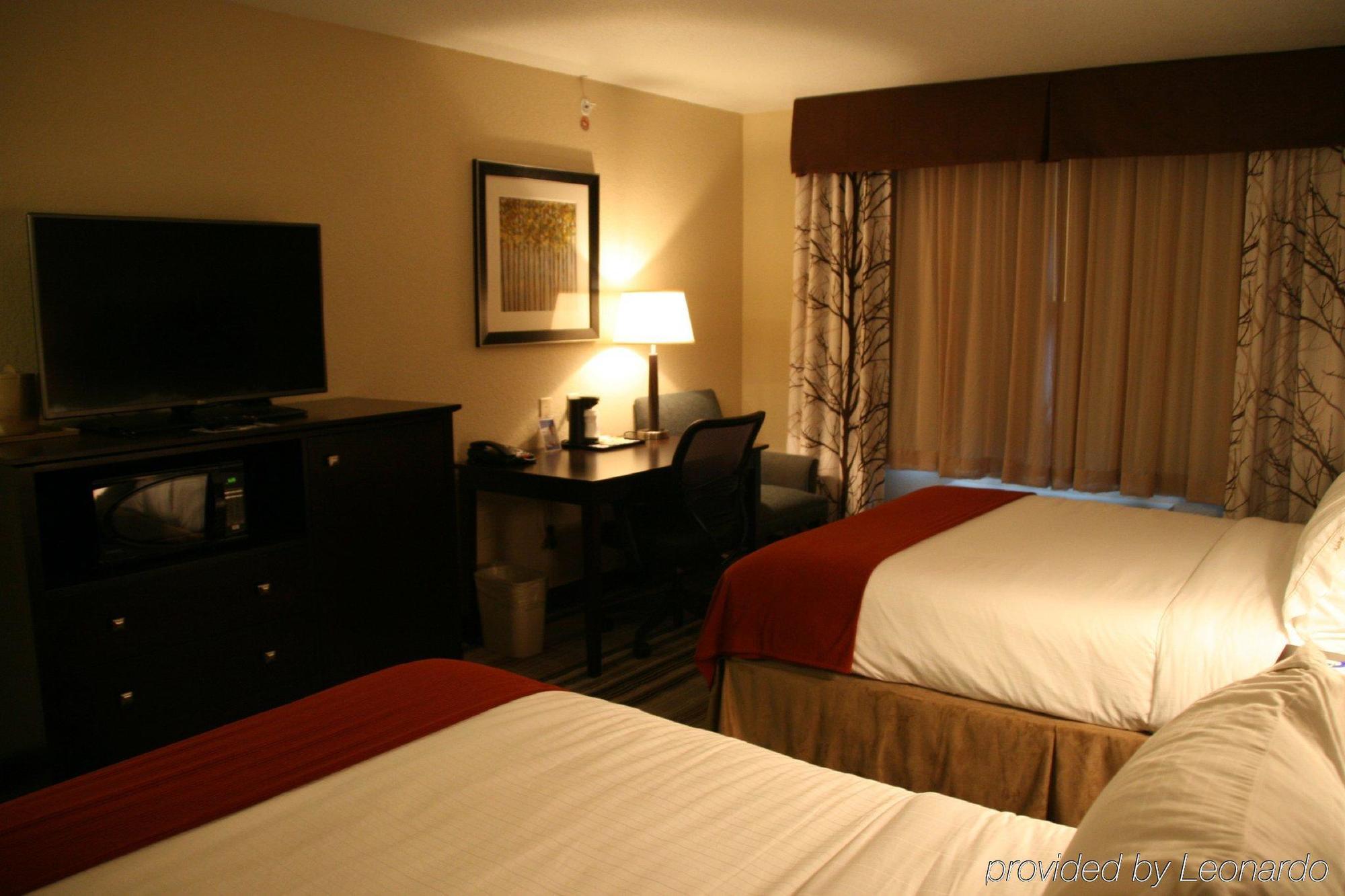 Holiday Inn Express & Suites Nevada, An Ihg Hotel Exterior photo