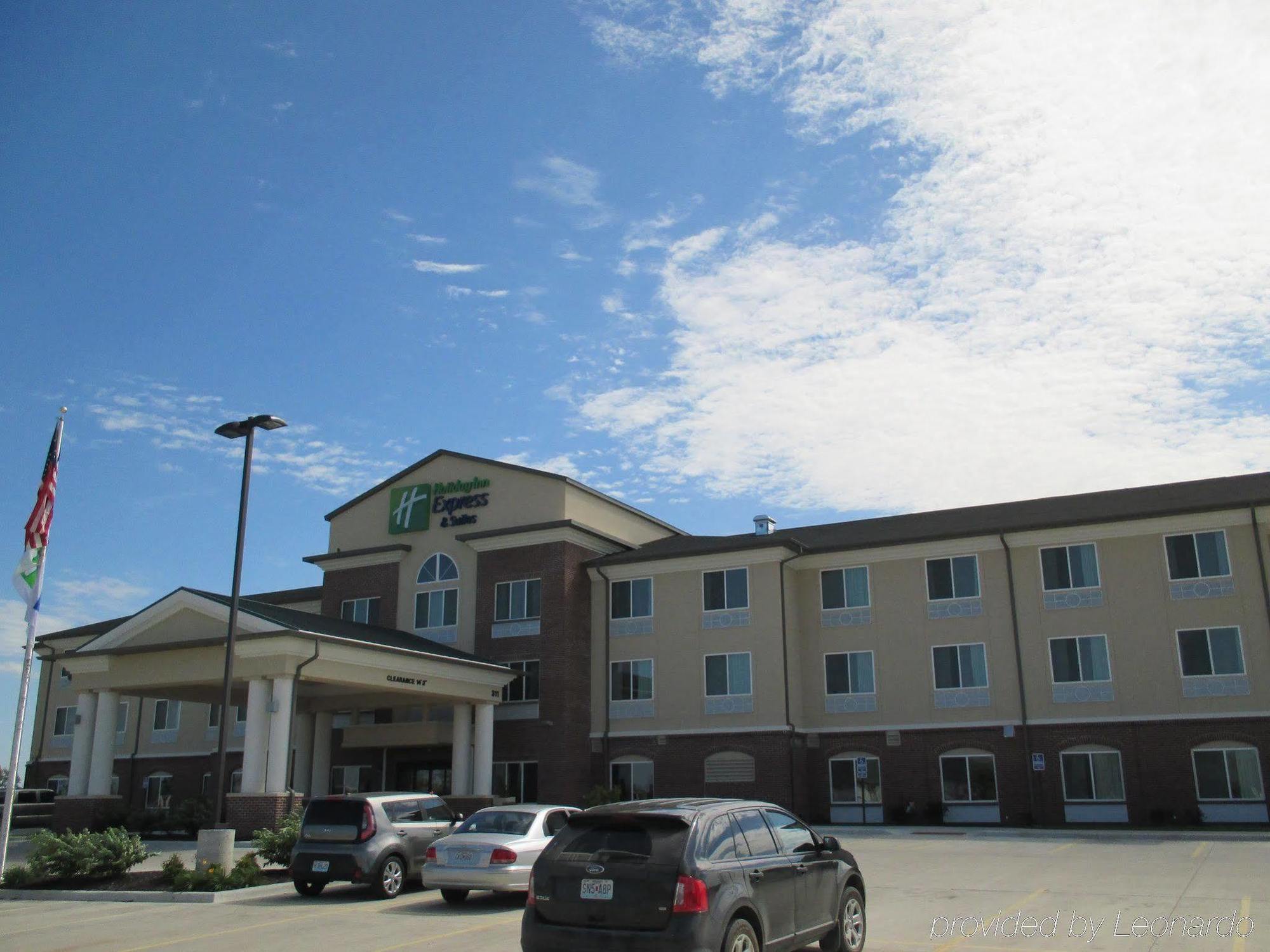 Holiday Inn Express & Suites Nevada, An Ihg Hotel Exterior photo