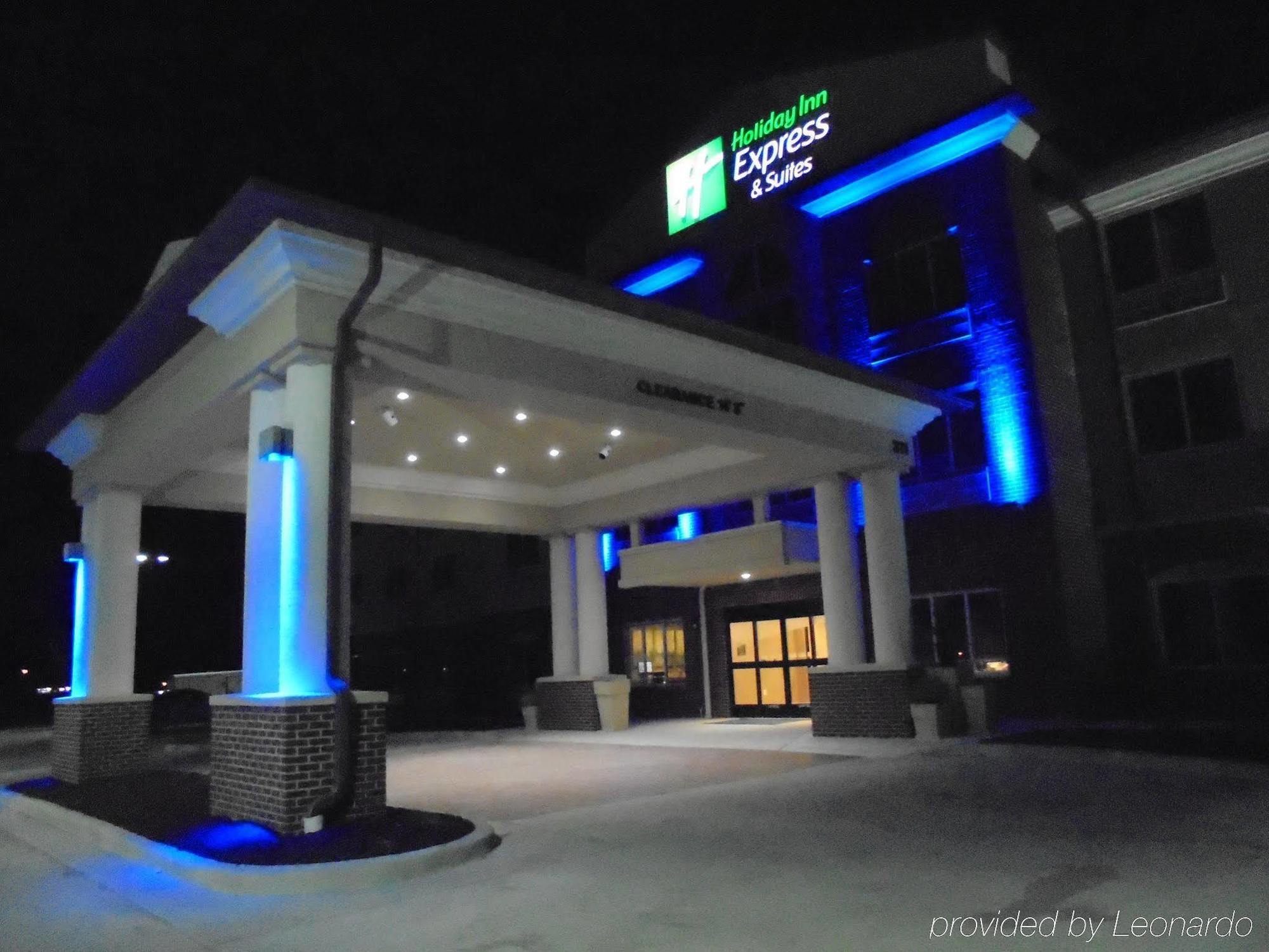 Holiday Inn Express & Suites Nevada, An Ihg Hotel Exterior photo