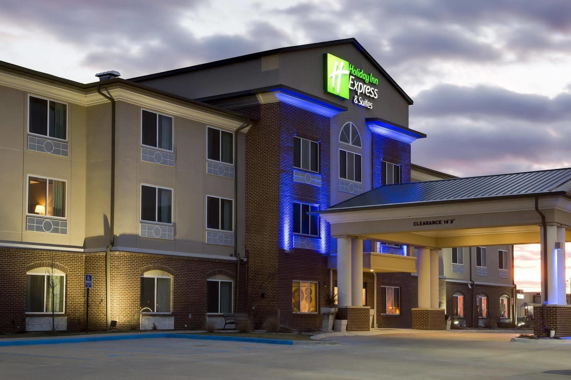 Holiday Inn Express & Suites Nevada, An Ihg Hotel Exterior photo